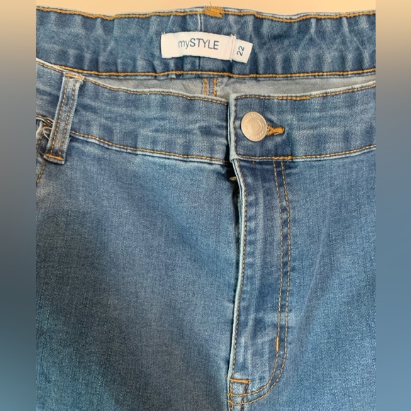 Straight leg distressed jeans - Picture 2 of 3